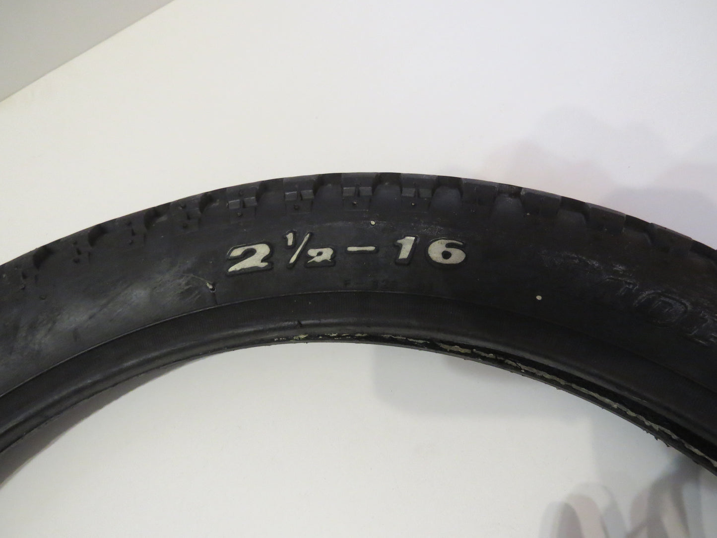 Pneu Fortune 2 1/2-16 F323